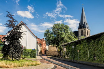 bernburg, deutschland - panorama in der altstadt mit turm von st. marien