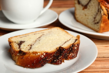 Yeast cake with poppy seed