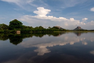 Lion Rock reflejada en todo su esplendor