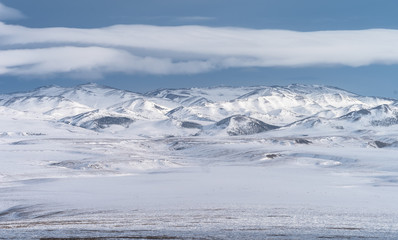 Fototapeta na wymiar Snowy mountainsi n Northwest Territories Canada