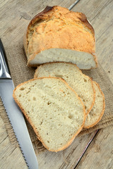 pain tranché sur une table en bois
