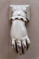 Main heurtoir de porte