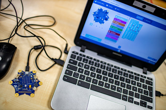 Mit dem CalliopeMini und MakeCode programmieren f&uuml;r Kinder, digital education