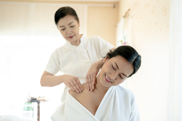 Obraz na płótnie Canvas Young Woman during Spa Salon Body massage Hands Treatment.
