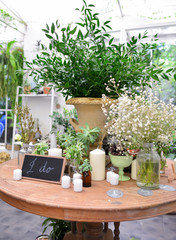 The table in the restaurant was decorated with a variety of flowers. I do Sign