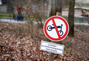 Schild Laufräder nicht erlaubt. Verkehrsschild - Warnung