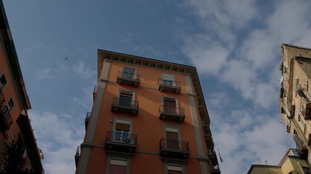 N&aacute;poles. Avi&oacute;n volando sobre el centro de la ciudad. Campania, Italia, europa.