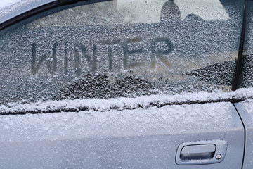 Winter im Straßenverkehr. Ein Auto mit Schnee und Eis