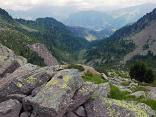 Fototapeta na wymiar suggestiva vista delle montagne in estate, tra rocce e vallate