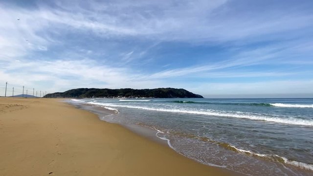 砂浜に打ち寄せる向こうに志賀島を望む フィックス 129v_00784_VNMO6983_4