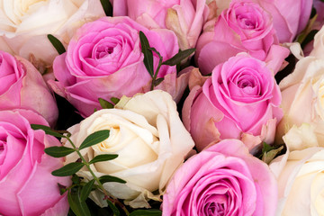 Nahaufnahme von einem Strauß mit weißen und rosa Rosen