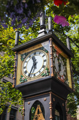 Fototapeta premium Gastown steam clock in Vancouver vertical portrait, famous tourist spot. O