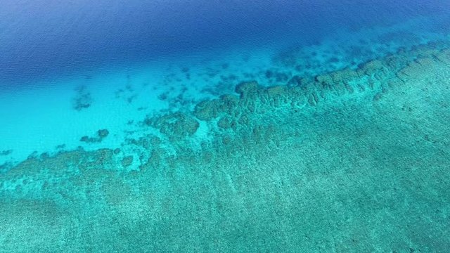 「ドローン映像」沖縄の国立公園慶良間諸島にある、阿嘉島のシュノーケリングやダイビングが人気の美しい海の空撮-"Drone video" Aerial view of the beautiful sea where snorkeling and diving are popular on Aka Island in the Kerama Islands, Okinawa's national par