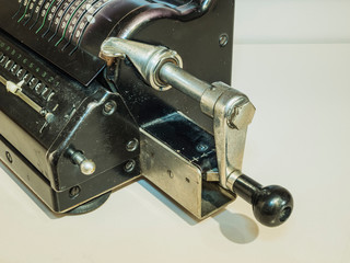 Alte mechanische Rechenmaschine robust und für alle Rechenaufgaben geeignet. Jahrelang von einer Buchhalterin verwendet