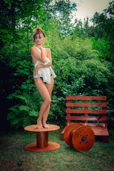 Femme sur une bobine en bois