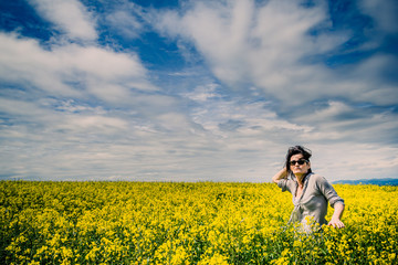 Femme dans un champs de Colza