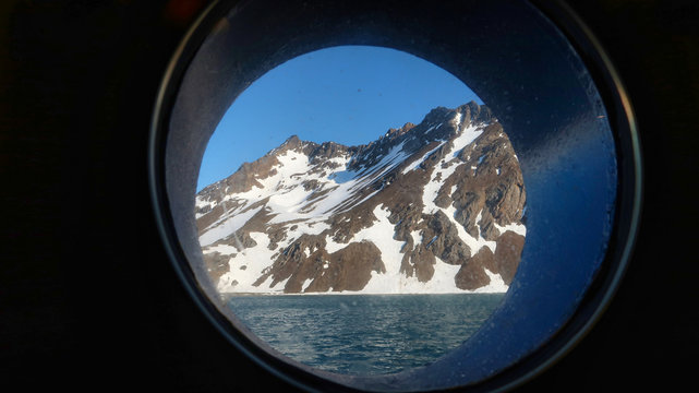 Schneebedeckte Berge aus Bullauge fotografiert - Antarktis Kreuzfahrt Südgeorgien