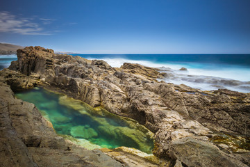 Türkisfarbene Gumpe an der Küste von Fuerteventura bei Los Molinos