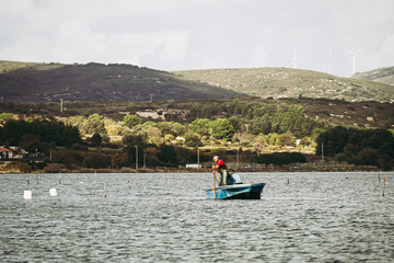 Paysage de bord de mer avec petit bateau de pêcheur