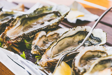 Assiette d'huitres avec citron