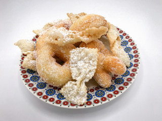 Zeppole e Chiacchiere, the traditional fried pastries to celebrate carnival in Italy