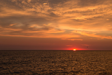 Obraz premium Seascape. The sun peeked over the horizon.