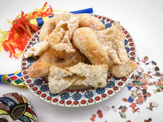 Zeppole e Chiacchiere, the traditional fried pastries to celebrate carnival in Italy