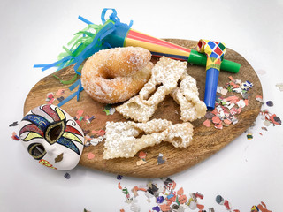 Zeppole e Chiacchiere, the traditional fried pastries to celebrate carnival in Italy