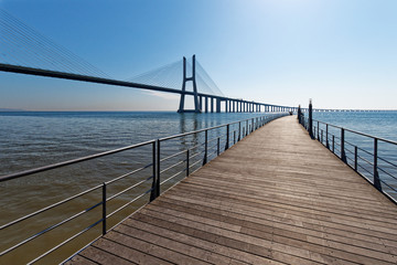 Fototapeta na wymiar Lisbonne, Pont Vasco de Gama depuis un ponton
