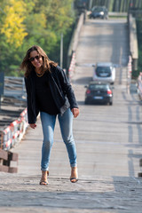 BELLA MODELLA FOTO CASUAL SU PONTE LEVATOIO