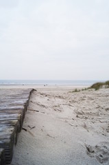 Fototapeta na wymiar Holzweg an den Strand
