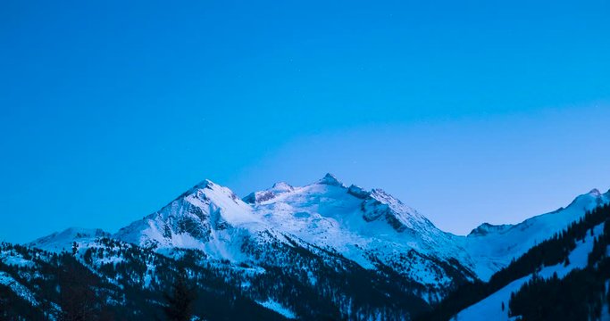 Zeitraffer der winterlichen Berge Gabler und Reichenspitze in den Zillertaler Alpen oberhalb des Gerlospasses vom Sonnenuntergang bis zum sternenbedeckten Himmel