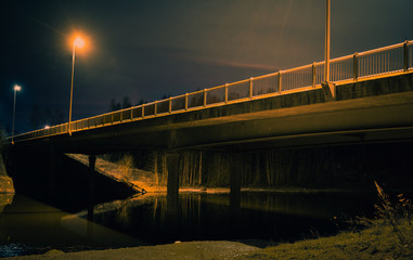 Most na zamarźnietej rzece w nocy © Dreamnordno