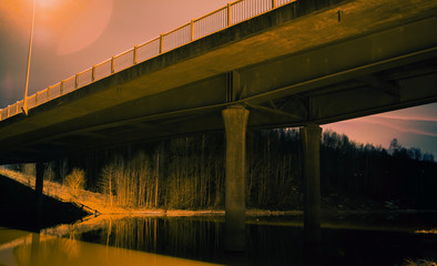 Most na zamarźnietej rzece w nocy © Dreamnordno