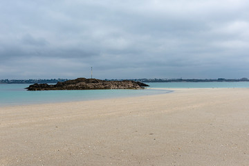 ilot sur l'océan et plage de sable. island on the ocean and sandy beach.