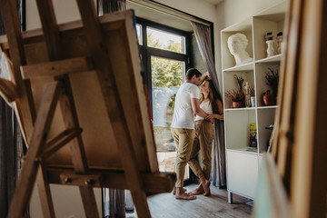 Fototapeta premium young couple in love paint a picture