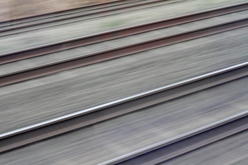 Gleise aus dem Zugfenster beobachtet