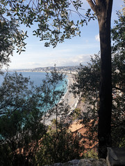 Blick vom Colline du Château auf die Promenade des Anglais in Nizza