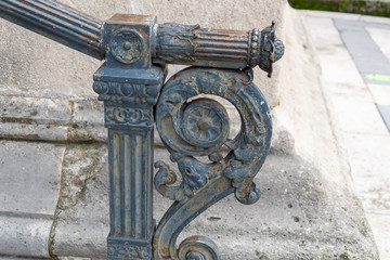 Gros-plan sur rambarde d'escalier extérieur en fer forgé rouillé