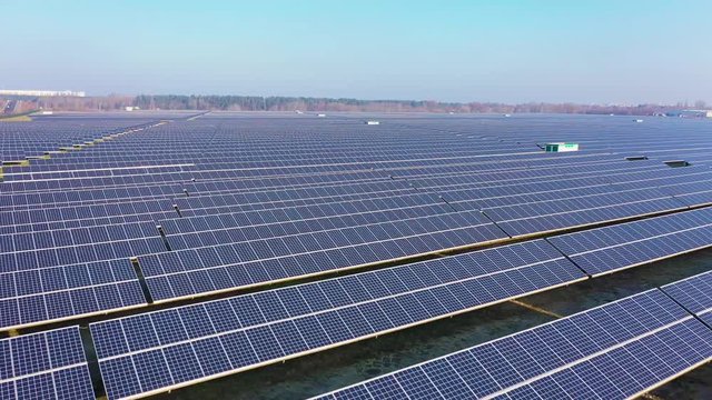 Ein Feld mit Solaranlagen in Brandenburg. Berlin
