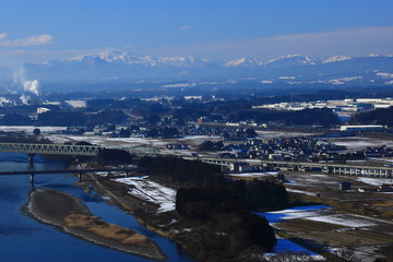 青空と奥羽山脈