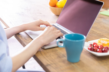 ラップトップコンピューター　女性　手元　ボディパーツ