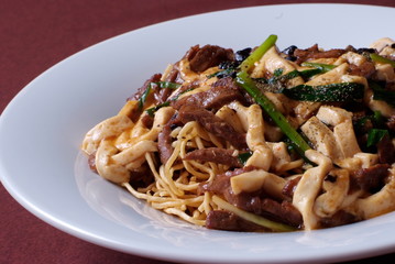 出来立てアツアツの揚げ麺に牛肉と豆腐のあんをかけた揚げ焼きそば