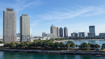 青空を背景にレインボーブリッジから見たお台場