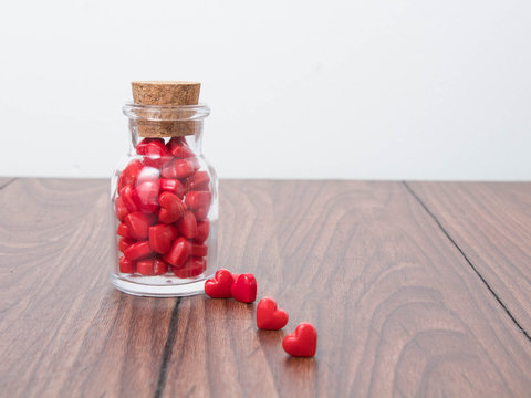 Botella con pastillas de dulce con forma de coraz&oacute;n
