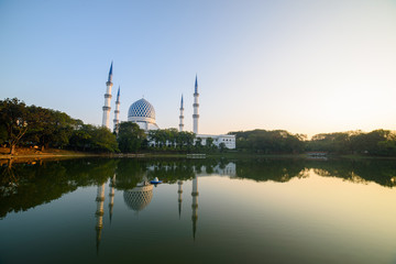 Fototapeta na wymiar Sultan Salahuddin Abdul Aziz Shah Mosque during sunrise in Shah Alam, Selangor, Malaysia
