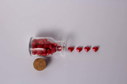 Frasco con pastillas enf forma de coraz&oacute;n de dulce