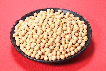 皿に盛った大豆
