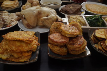 맛있는 음식으로 가득 찬 제사상