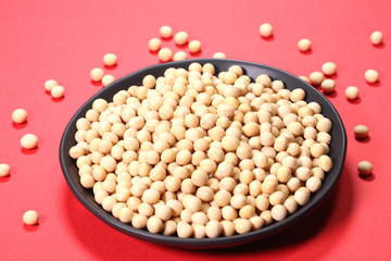 皿に盛った大豆